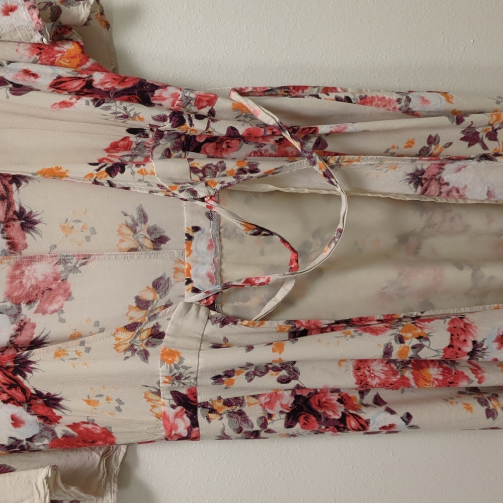 Aakaa Floral Wrap Dress – Boho-Inspired Elegance - Voluminous - Flowy - Delicate - Picture 4 of 12